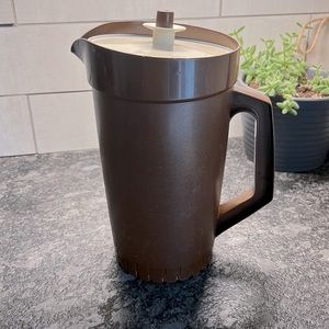 Vintage Tupperware pourable drink container in brown Press n seal…